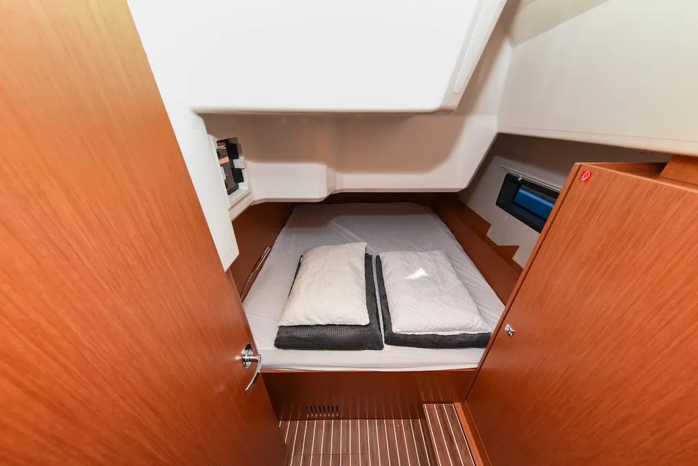Bavaria C42 — photo 34