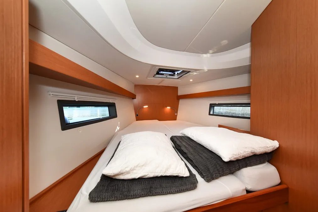 Bavaria C42 — photo 36
