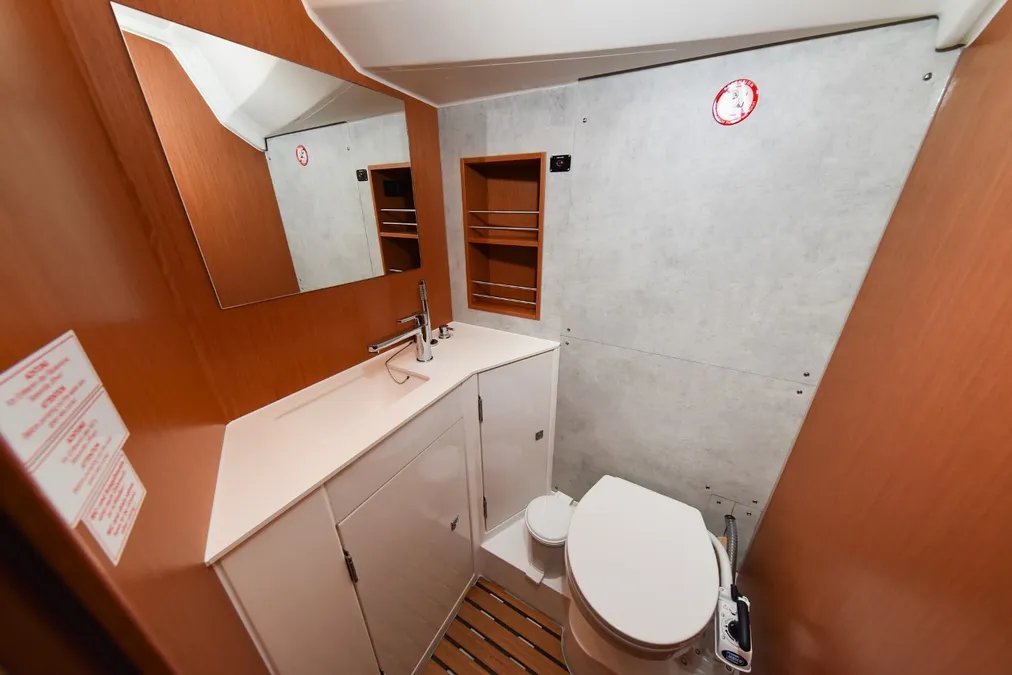 Bavaria C42 — photo 38