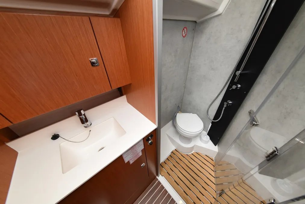 Bavaria C42 — photo 39