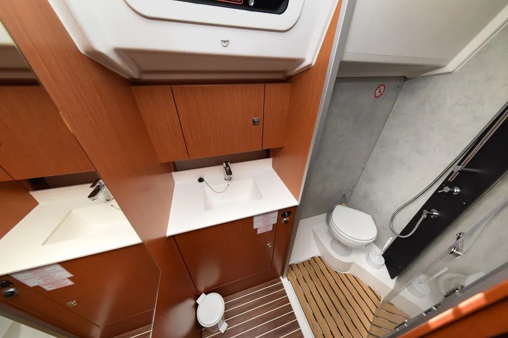 Bavaria C42 — photo 40
