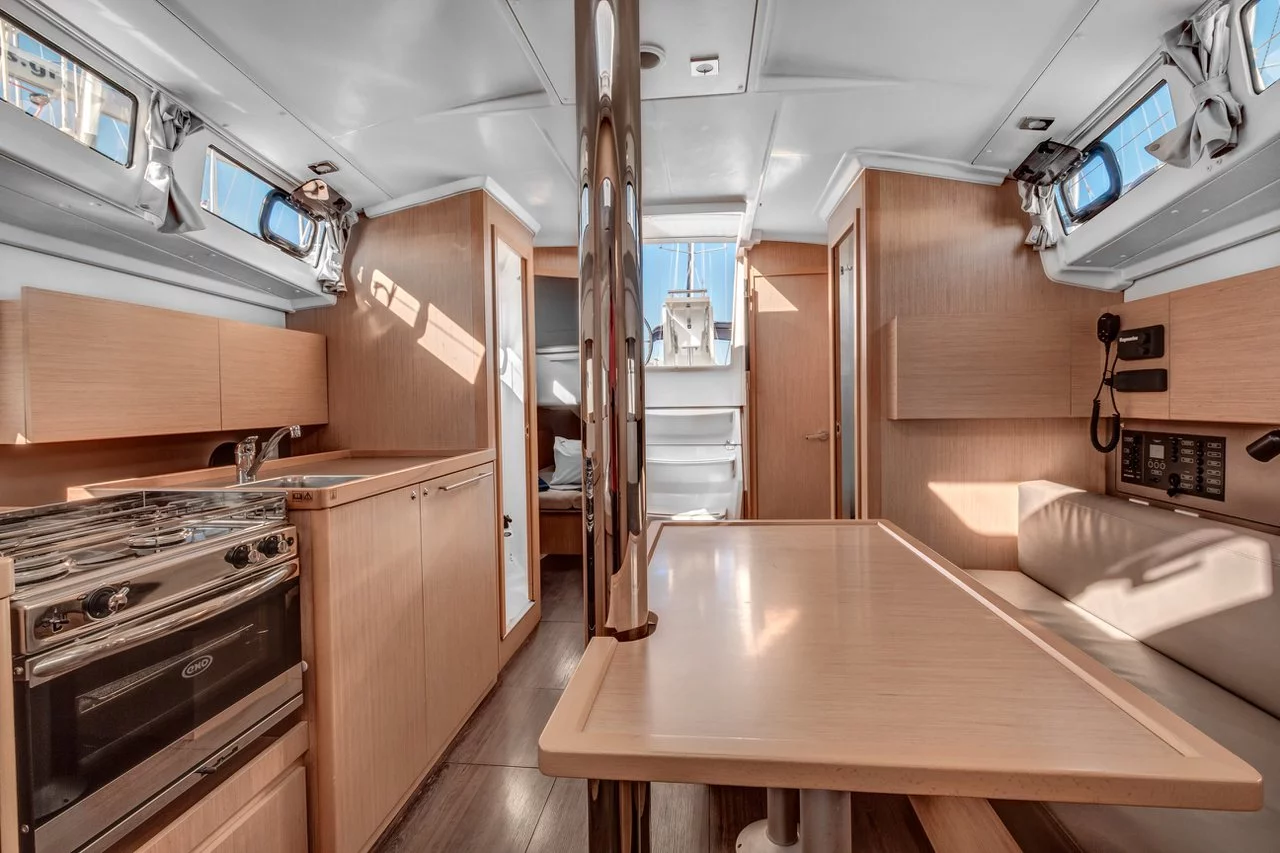 Oceanis 38.1 (Harmonia)  - 3