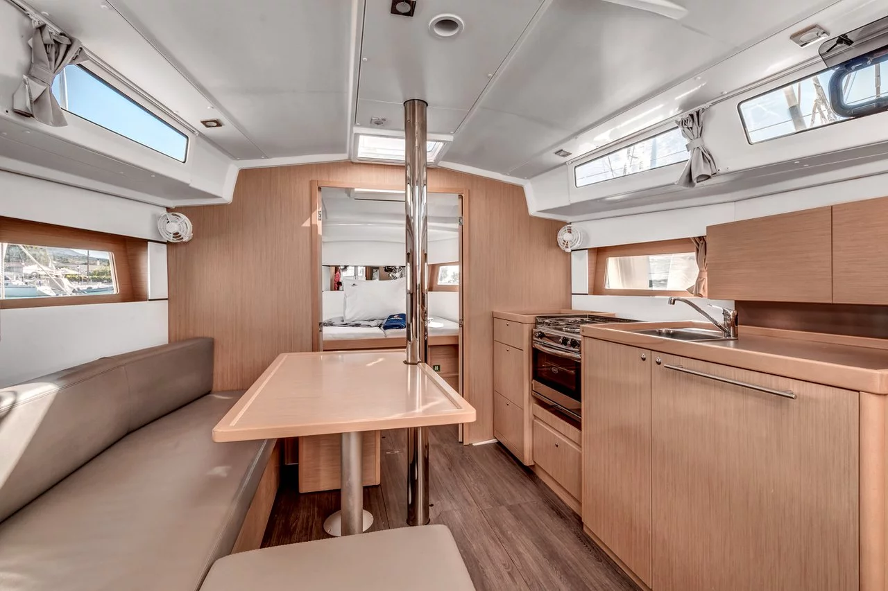 Oceanis 38.1 (Harmonia)  - 4