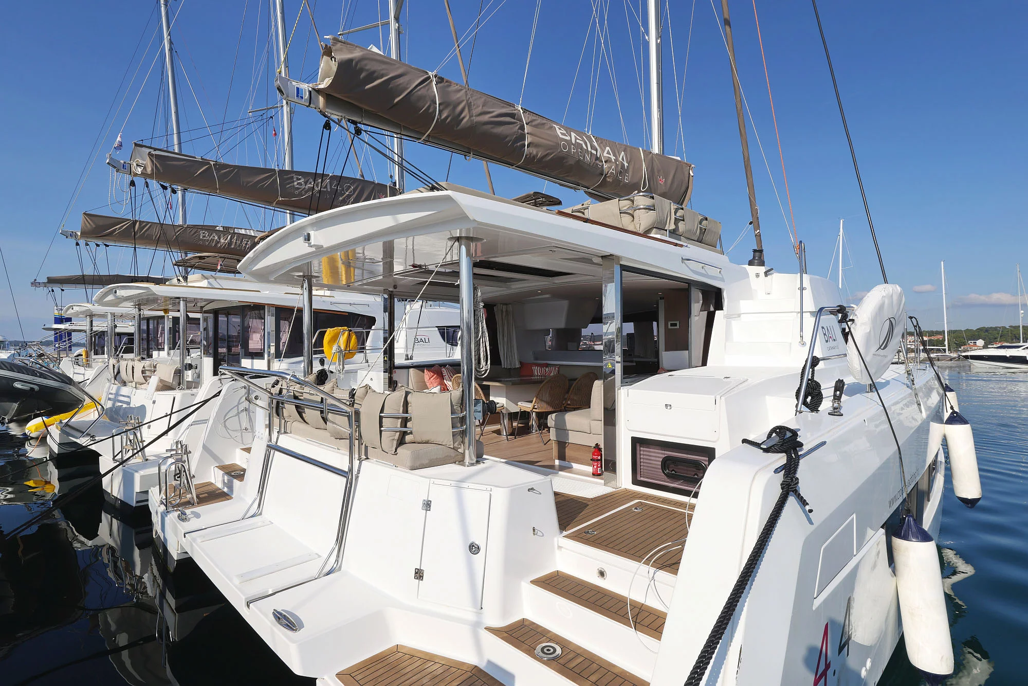 Bali 4.4 - 4 + 2 cab. (Trinity)  - 2
