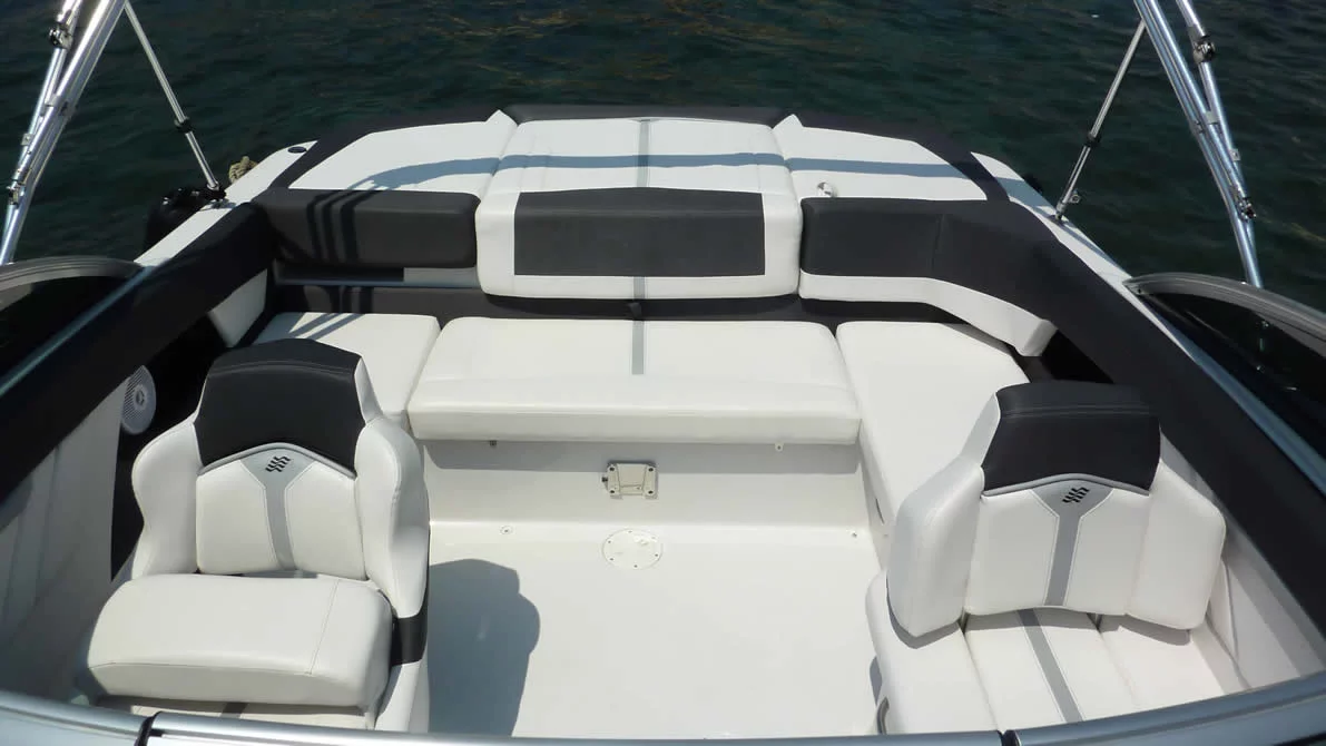 Four Winns H210 (Black Pearl)  - 4