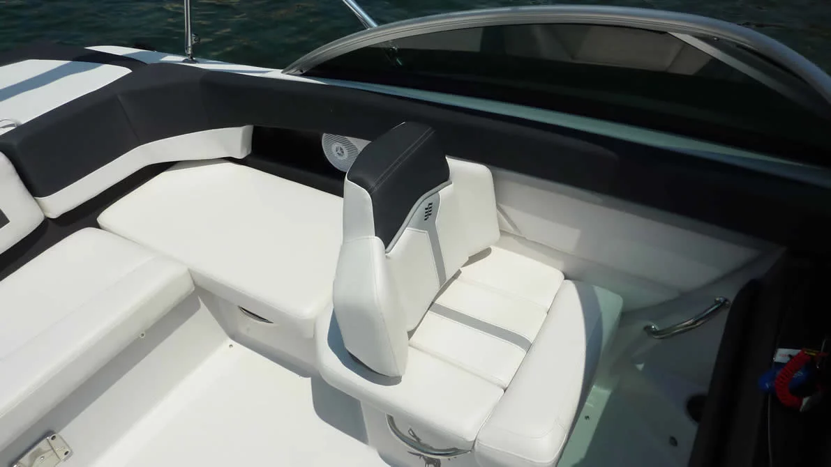 Four Winns H210 (Black Pearl)  - 10