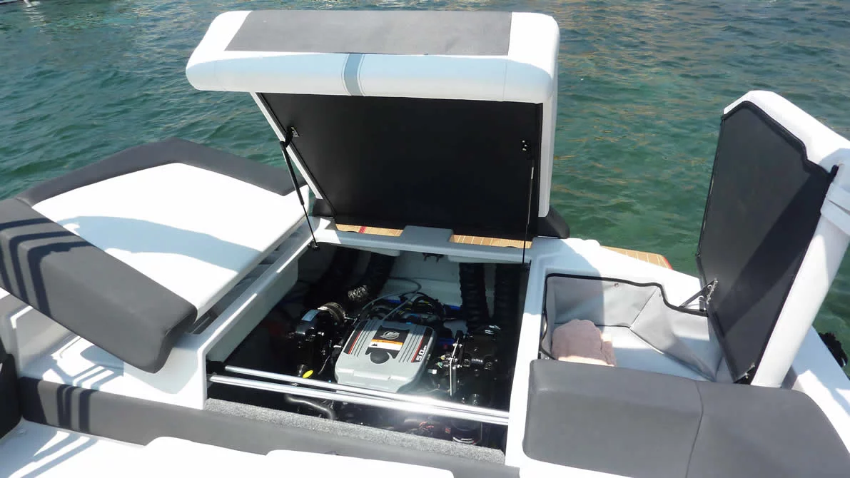 Four Winns H210 (Black Pearl)  - 12