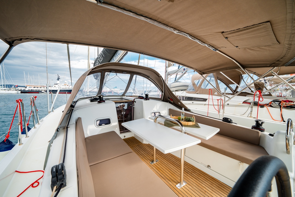 Sun Odyssey 380 - 3 cab. — photo 3