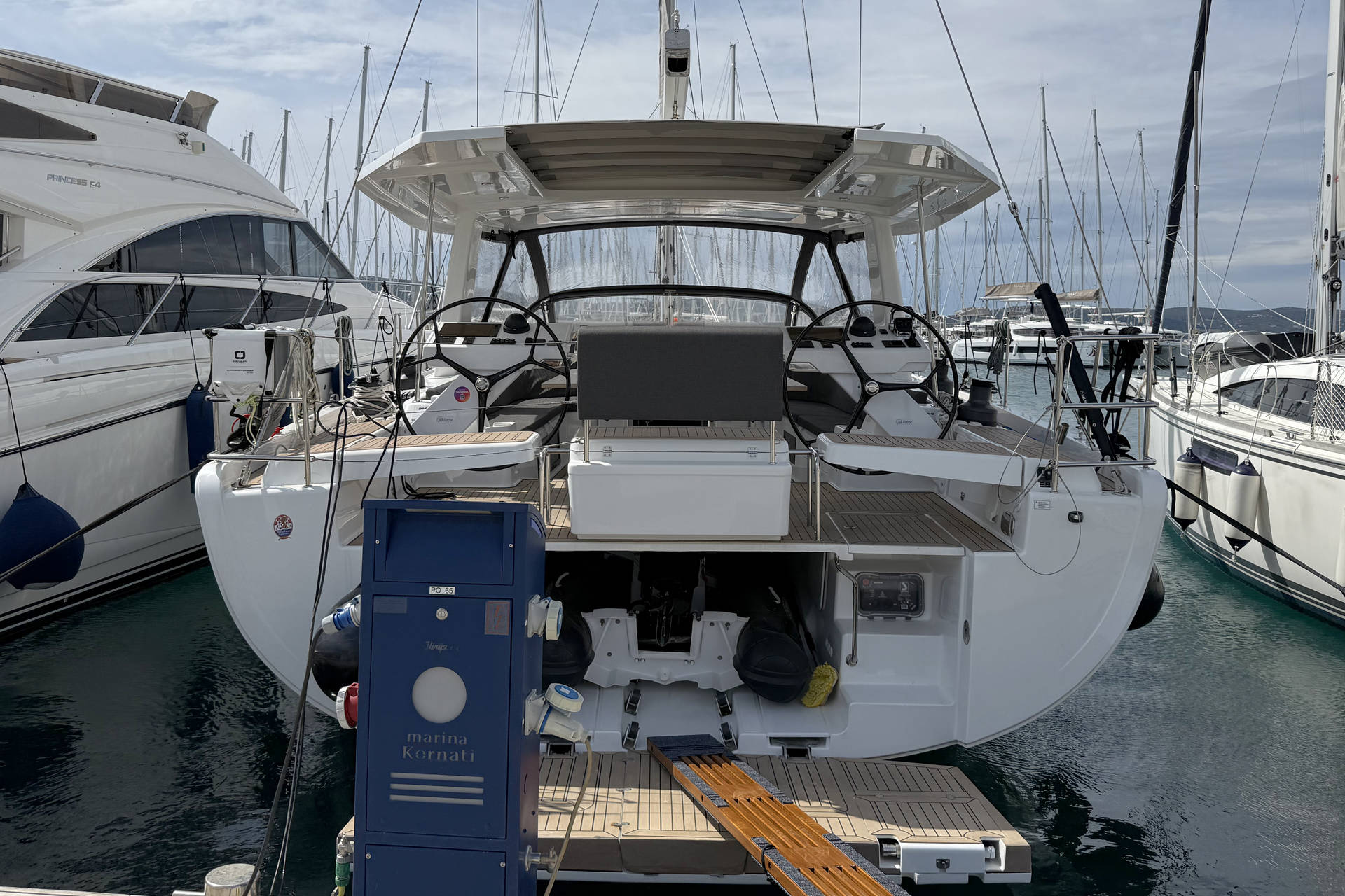 Hanse 588 - 3 + 1 cab. — photo 17