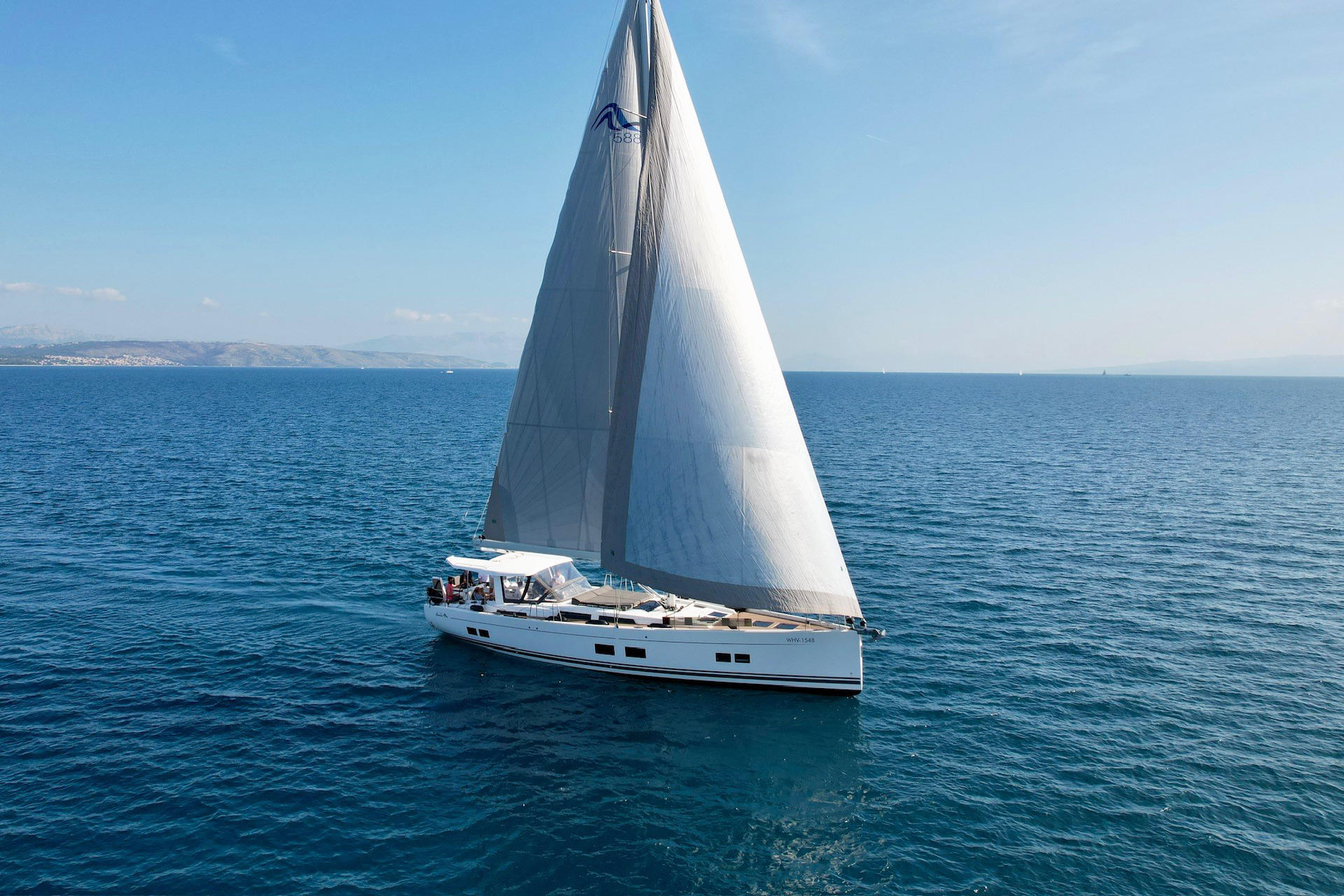Hanse 588 - 3 + 1 cab. — photo 19