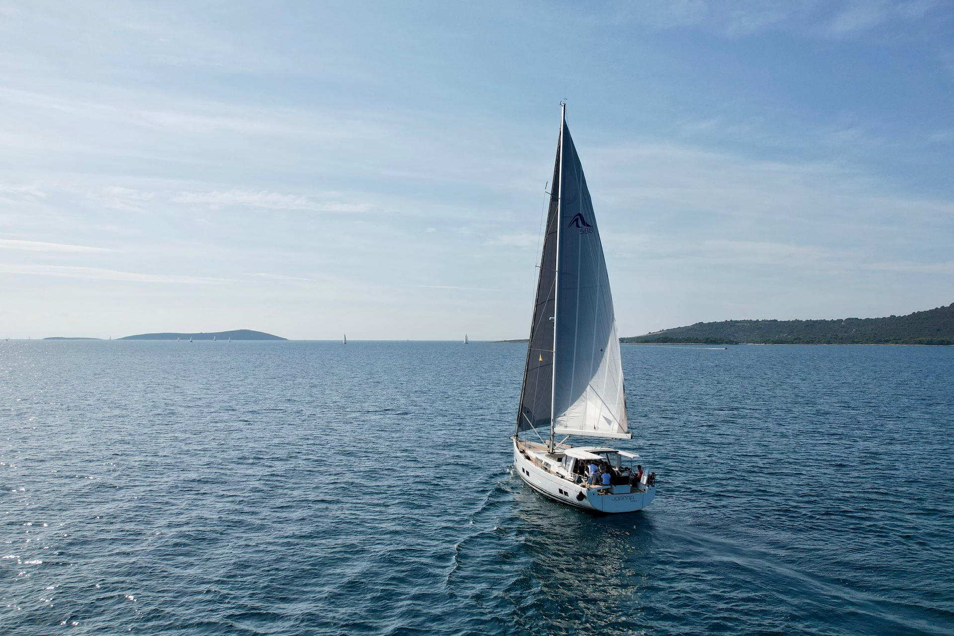 Hanse 588 - 3 + 1 cab. — photo 23