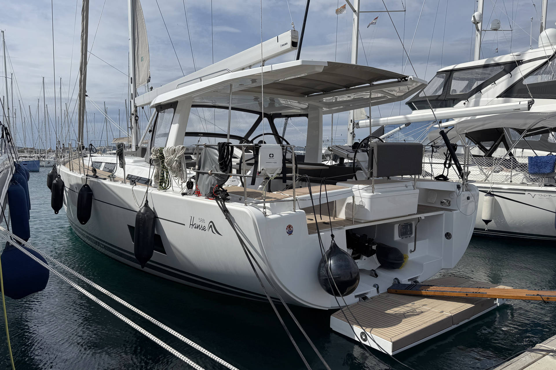 Hanse 588 - 3 + 1 cab. — photo 33