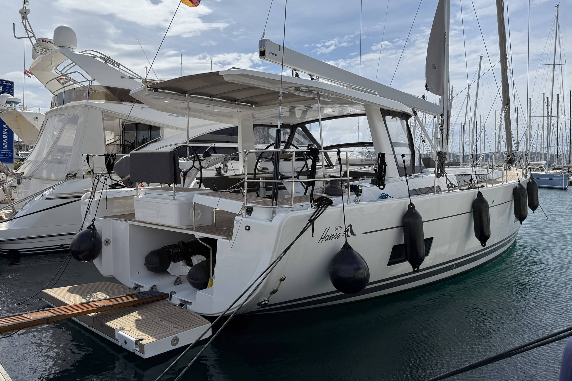 Hanse 588 - 3 + 1 cab. — photo 34