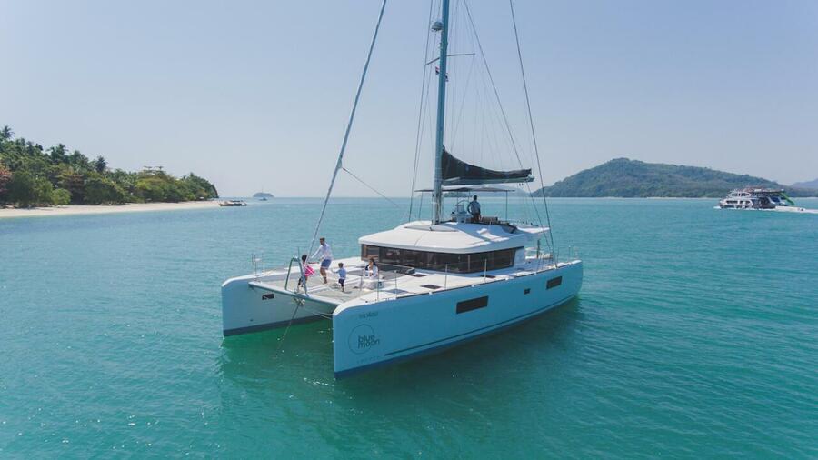 Photo #1 - Lagoon 52 F - 5 + 2 cab. (Blue Moon) en Ao Po Grand Marina - 37011