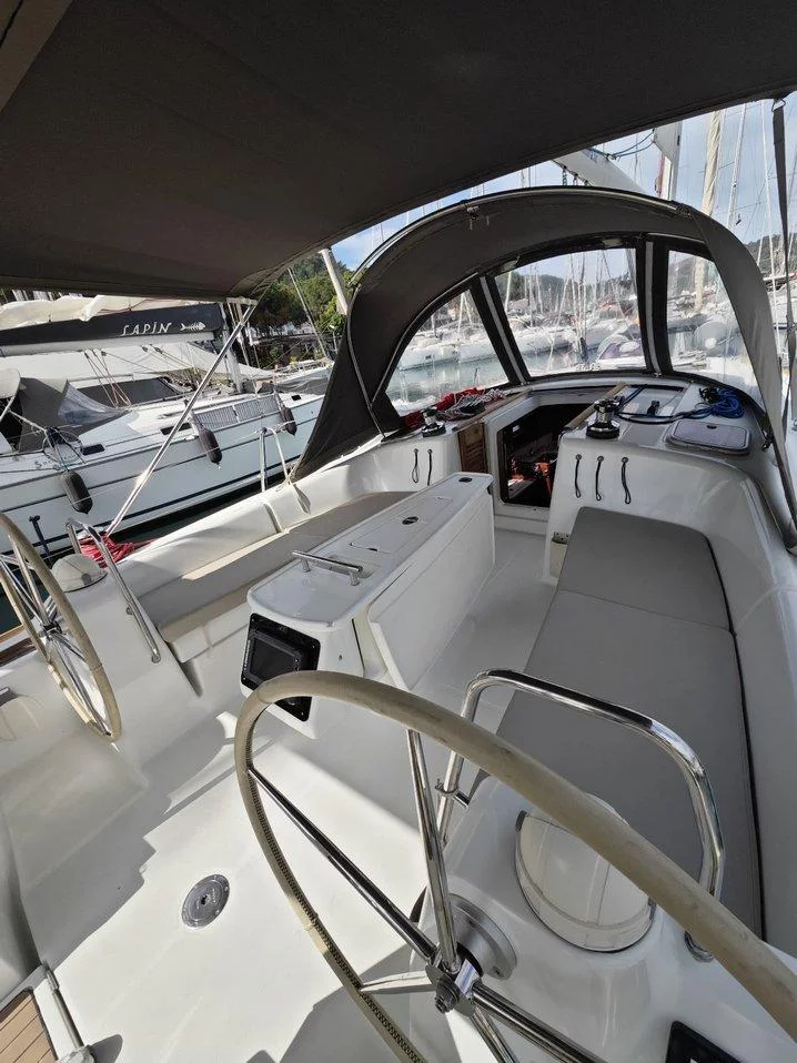 Oceanis 40 (Violet)  - 5