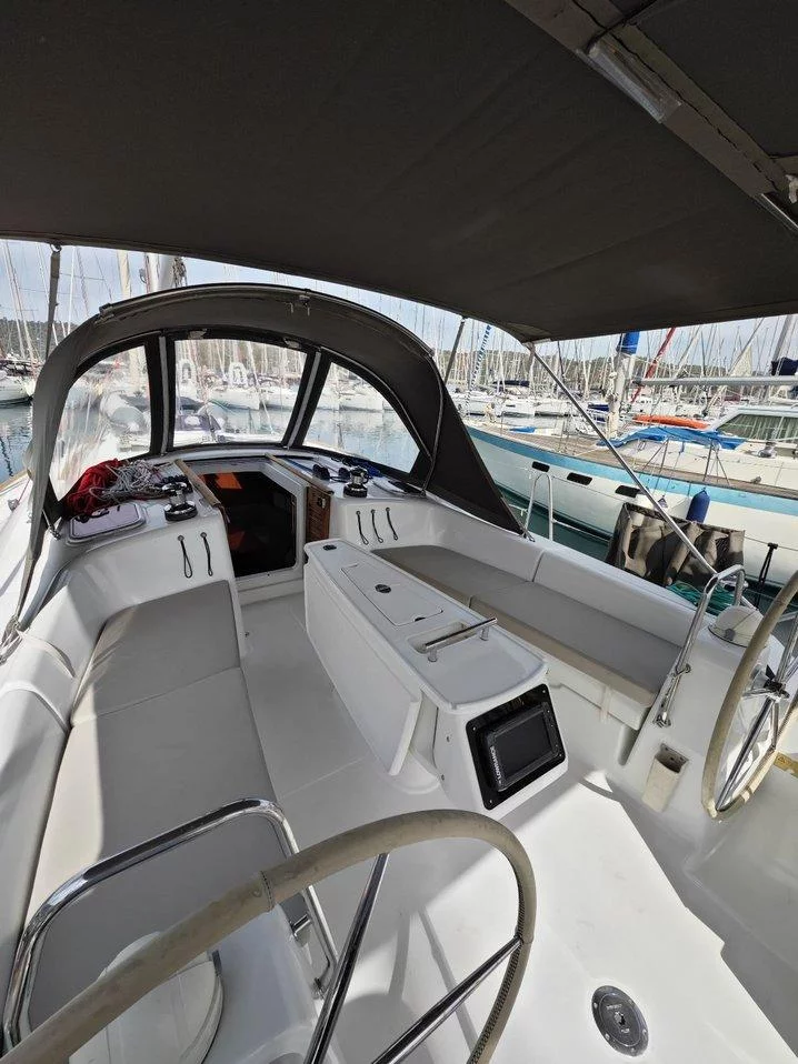 Oceanis 40 (Violet)  - 6