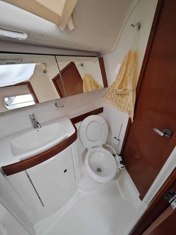 Oceanis 40 (Violet)  - 23