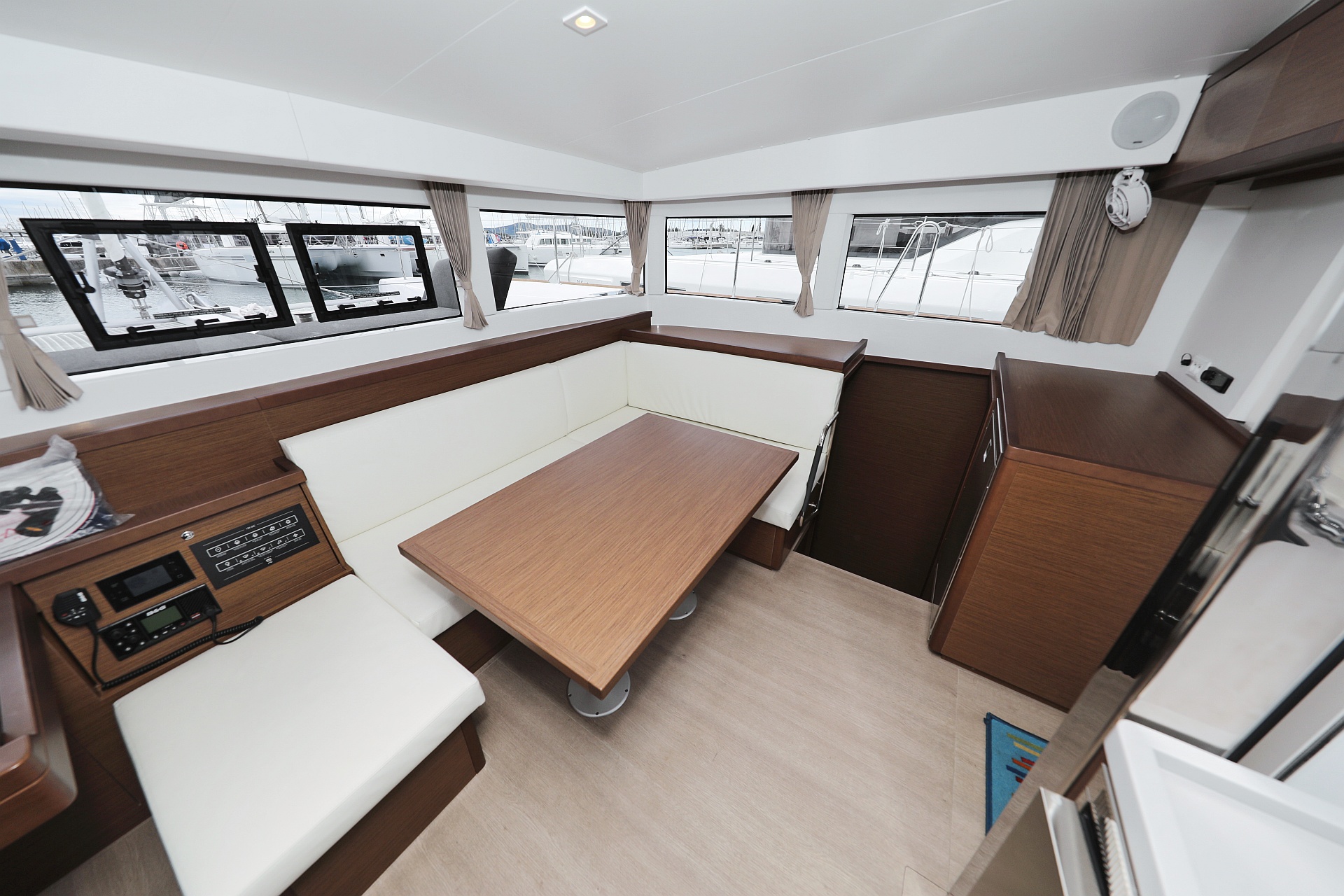 Lagoon 40 - 4 + 2 cab — photo 8