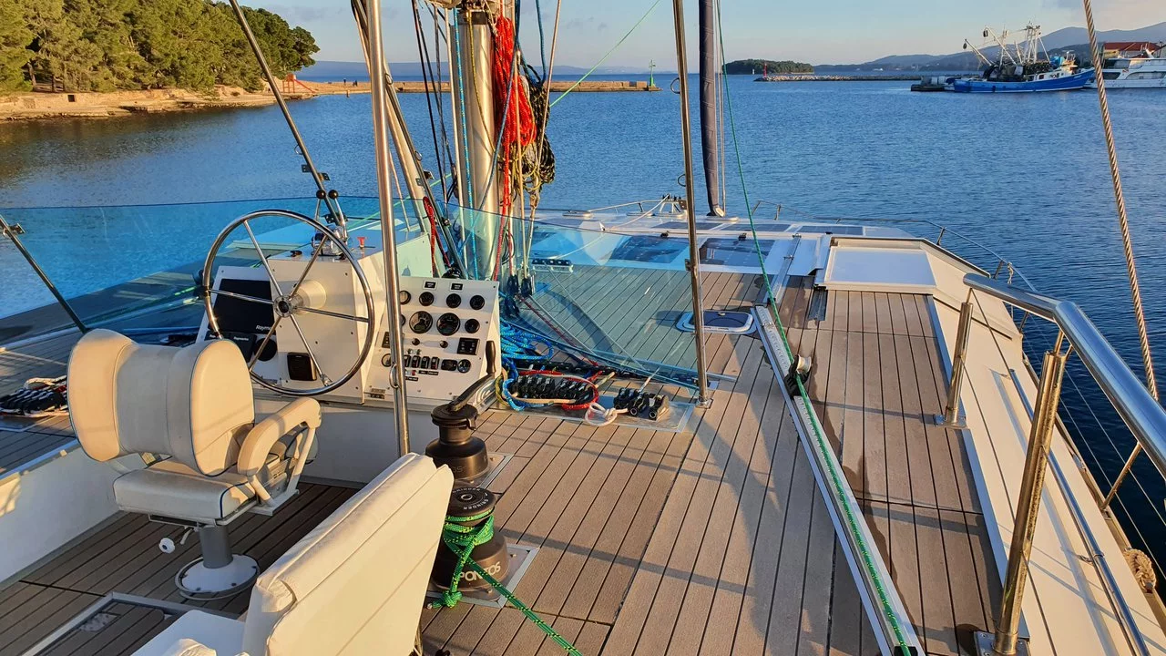 Upwind 50 Eco - 4 + 1 cab. (Upwind)  - 6