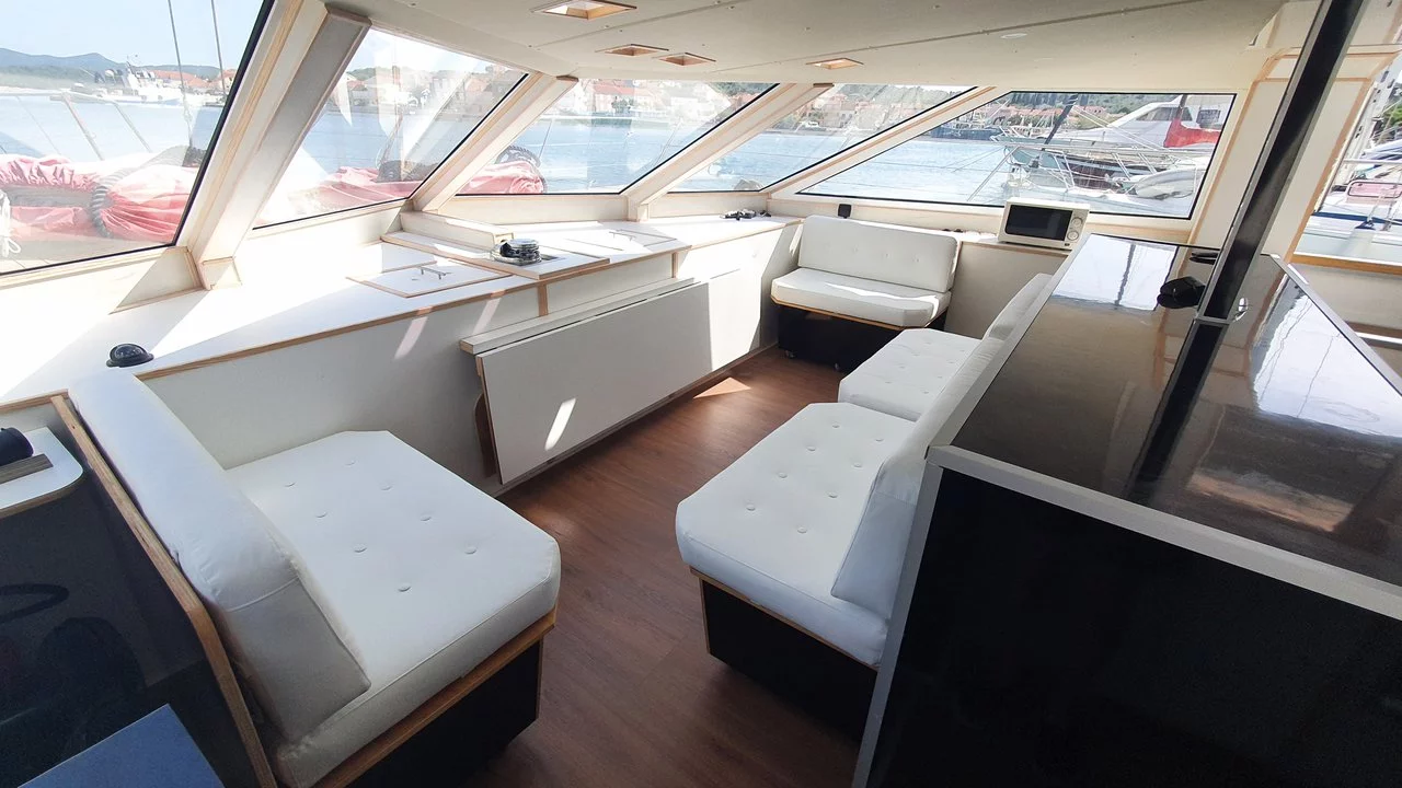 Upwind 50 Eco - 4 + 1 cab. (Upwind)  - 17