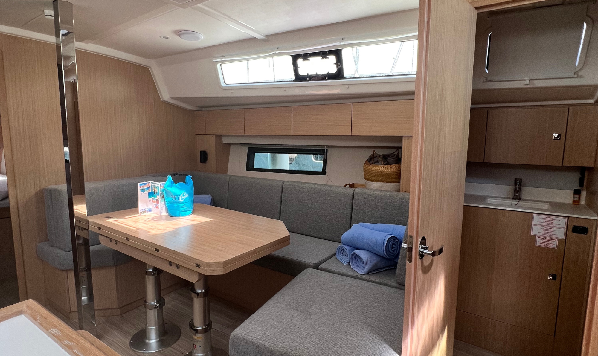 Bavaria C42 — photo 9