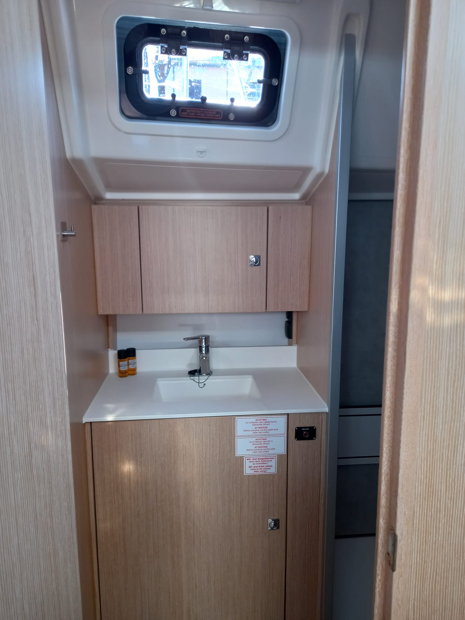 Bavaria C42 — photo 13