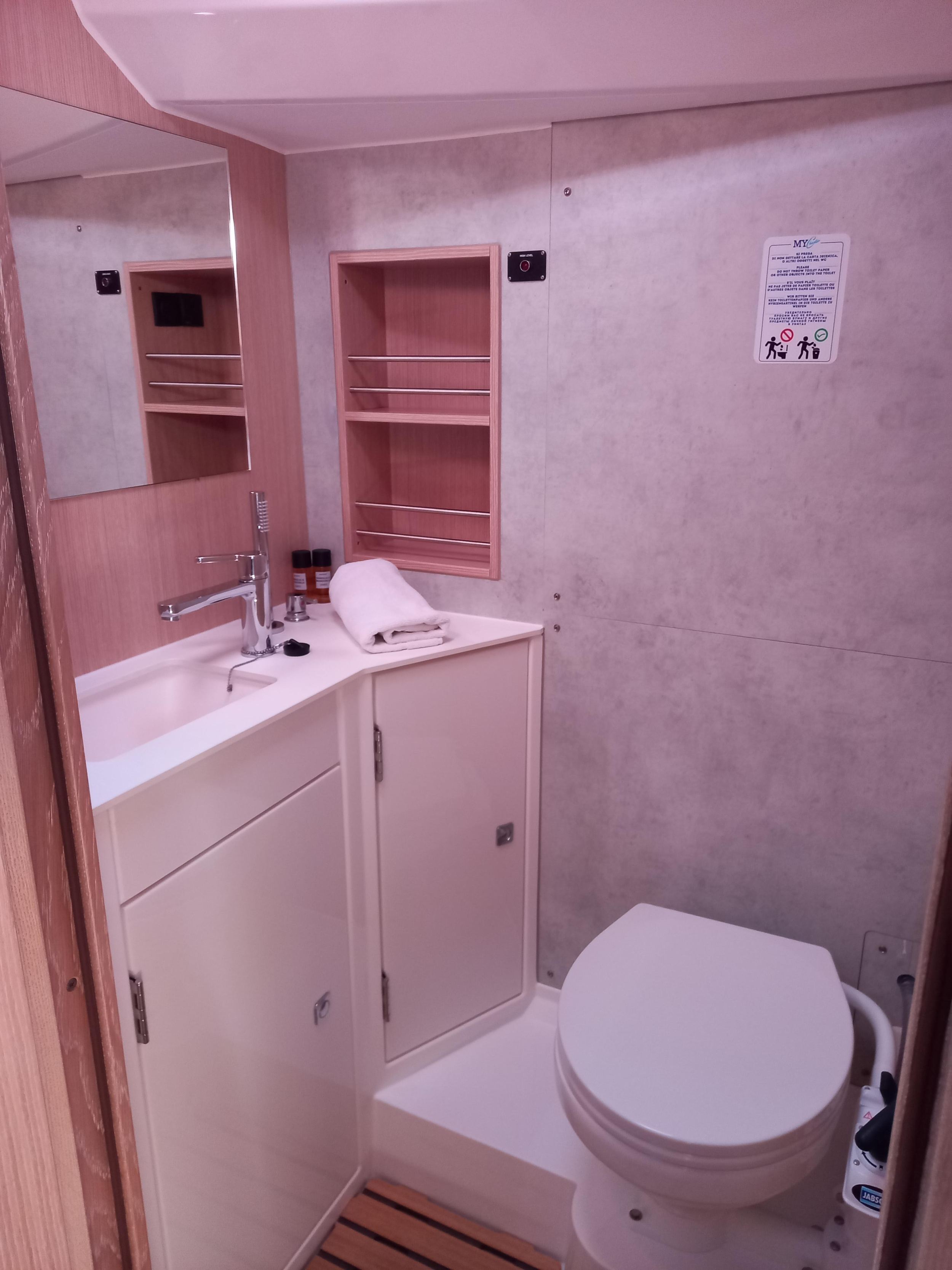 Bavaria C42 — photo 14