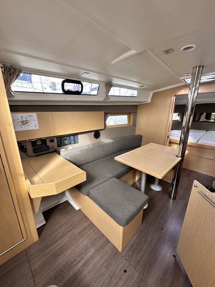 Photo #8 - Oceanis 38.1 (Delfino) in La Rochelle - 38441