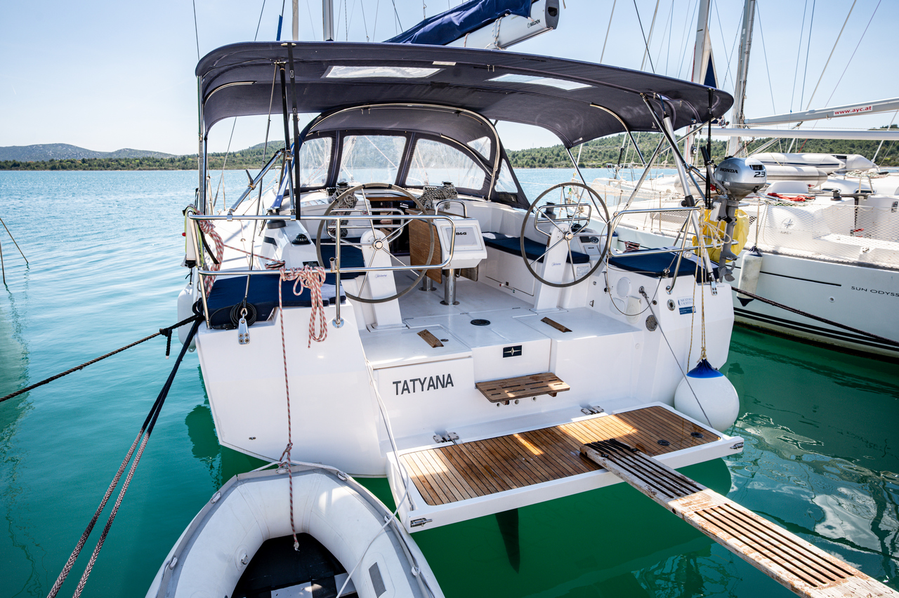 Bavaria C42 — photo 12