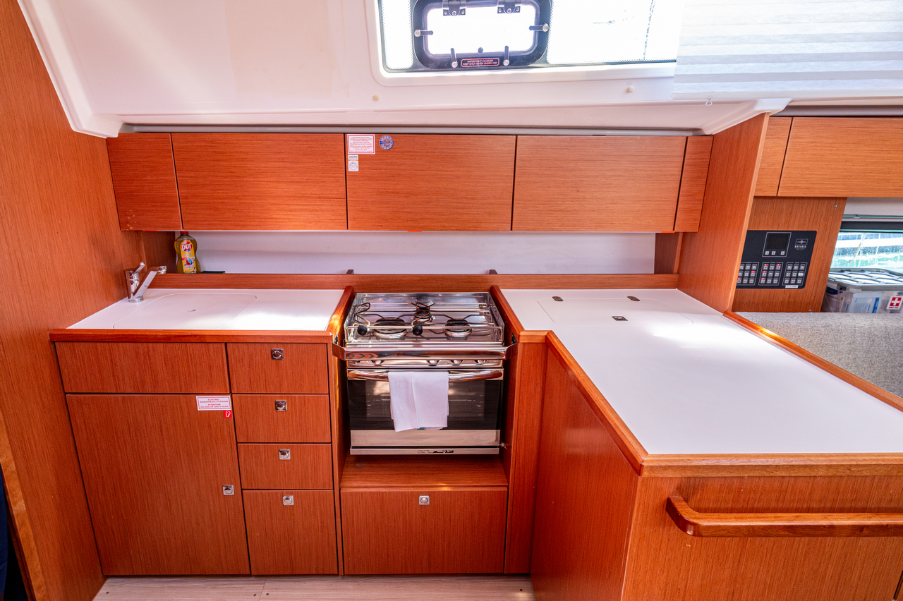 Bavaria C42 — photo 14