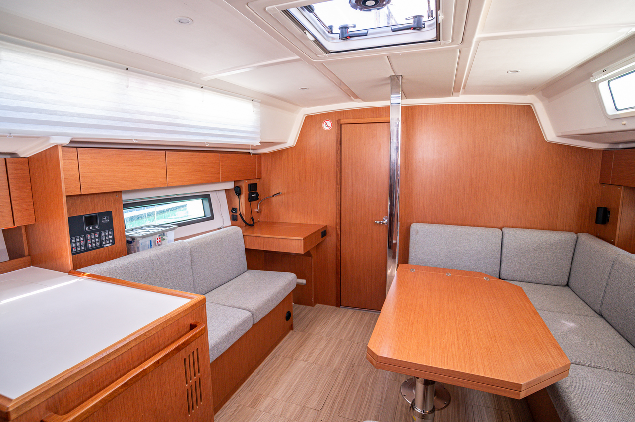 Bavaria C42 — photo 18