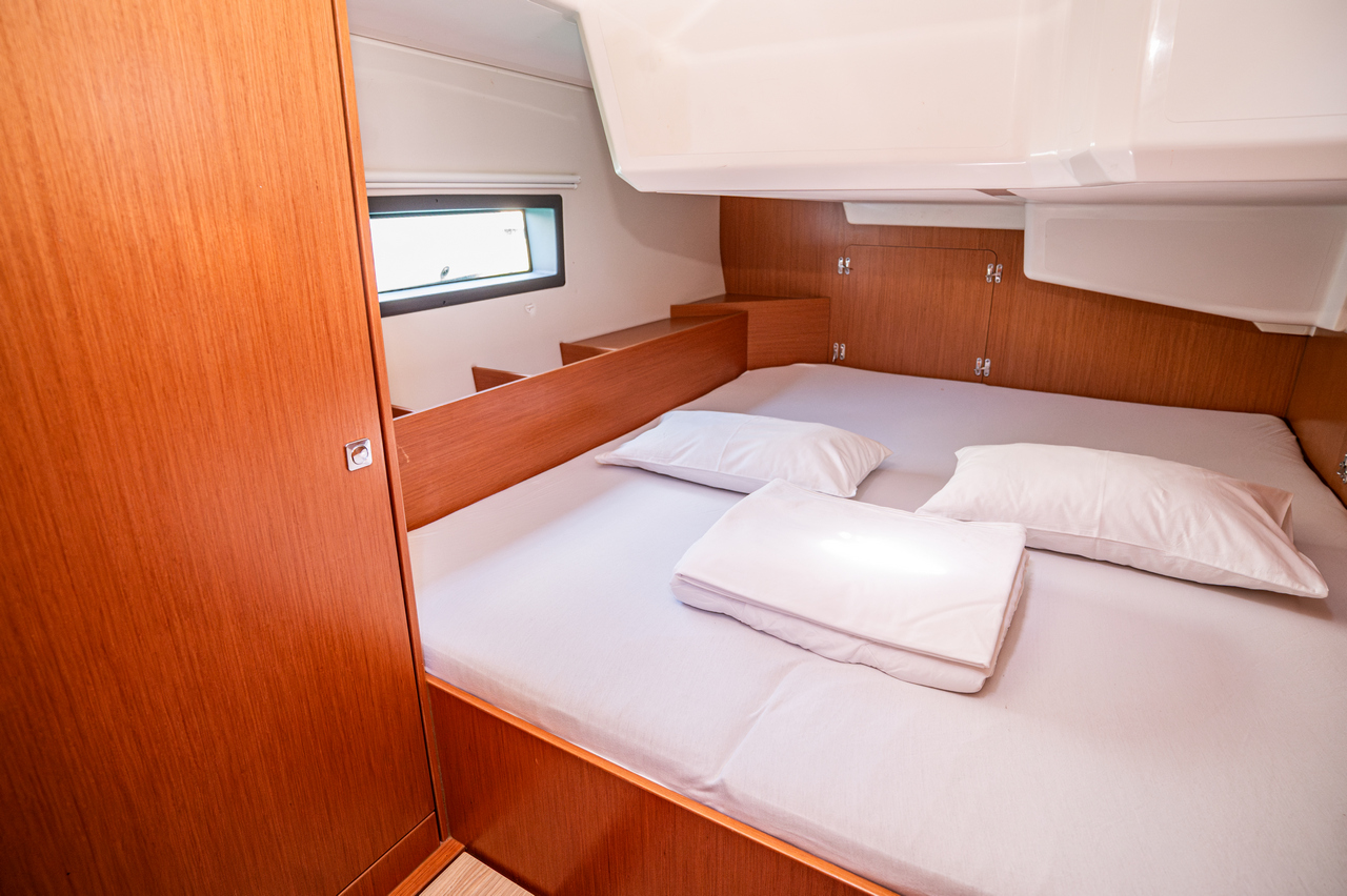 Bavaria C42 — photo 32