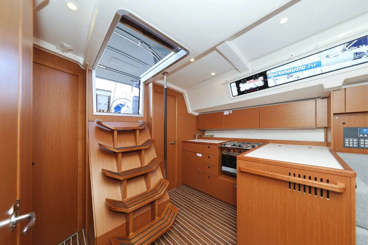 Bavaria C38 (Lea)  - 8