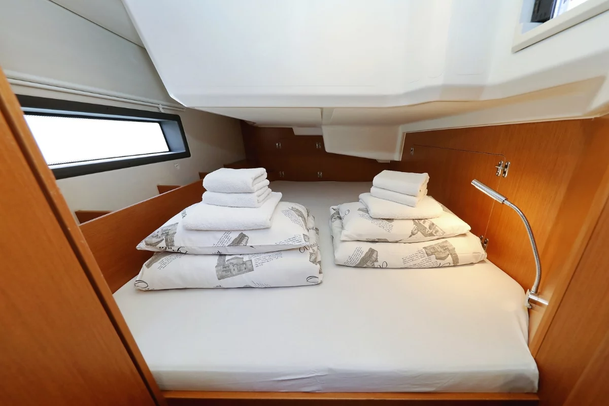 Bavaria C38 (Lea)  - 12