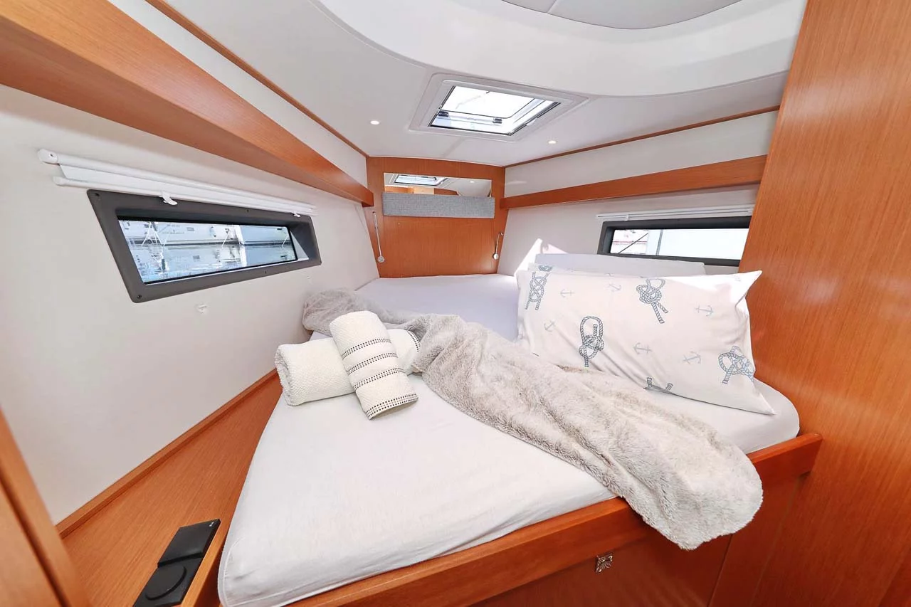 Bavaria C42 Style (Sea Breeze)  - 10