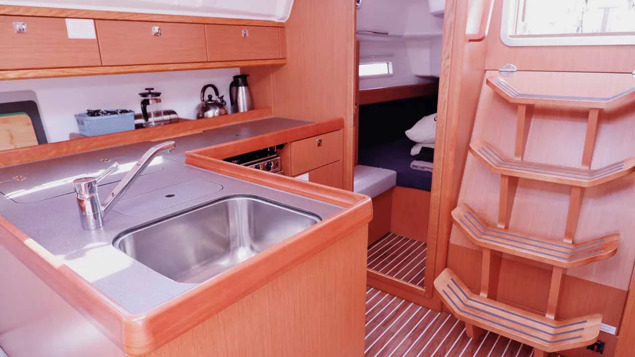 Bavaria Cruiser 37 - 3 cab. (Catalina)  - 8