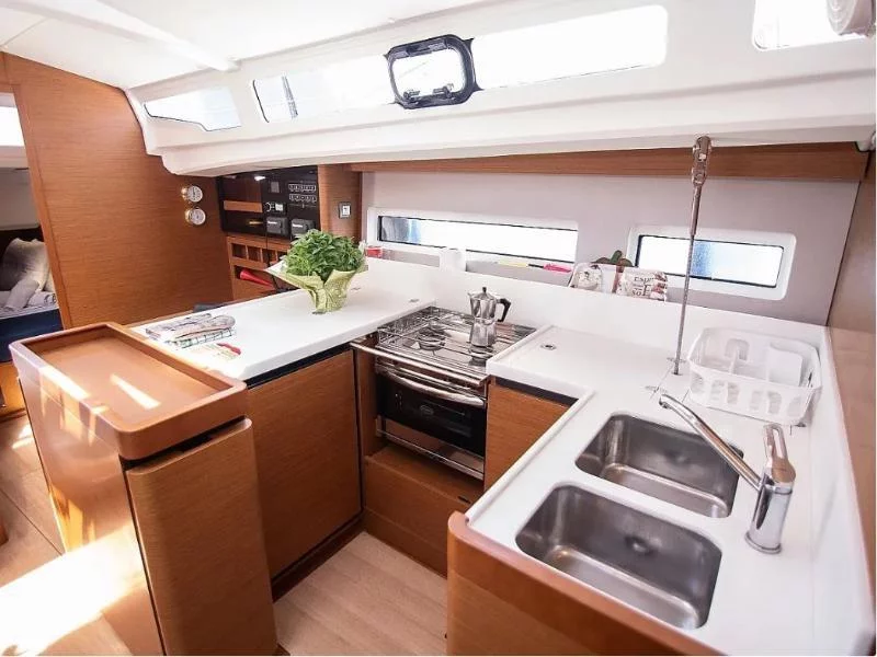 Sun Odyssey 440 (Georgia)  - 3