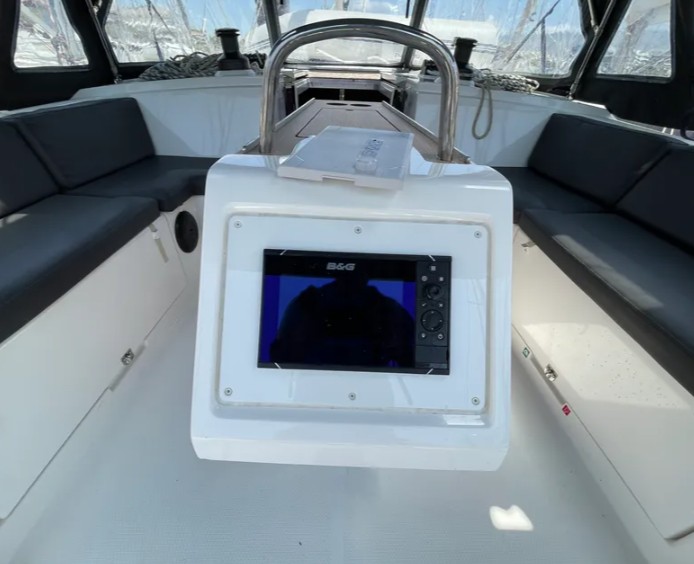 Bavaria C42 — photo 10
