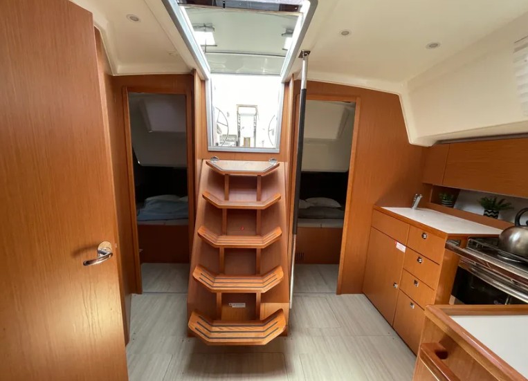 Bavaria C42 — photo 11