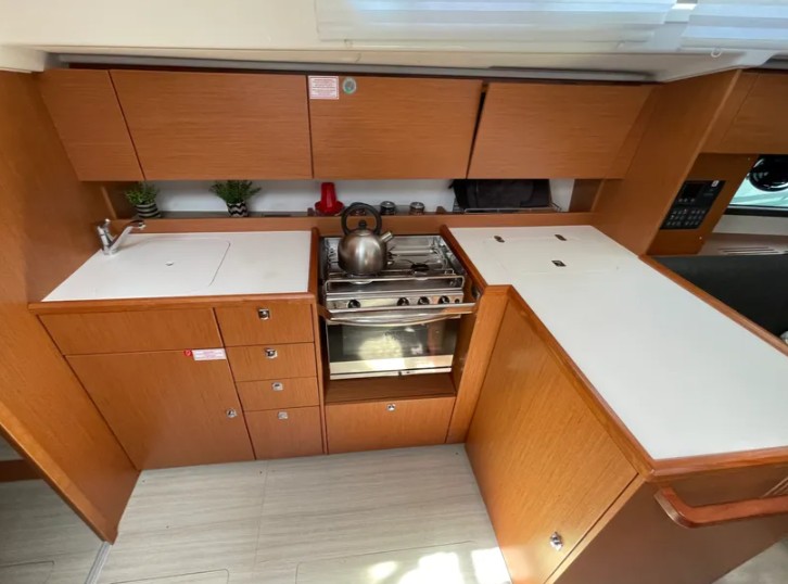 Bavaria C42 — photo 13