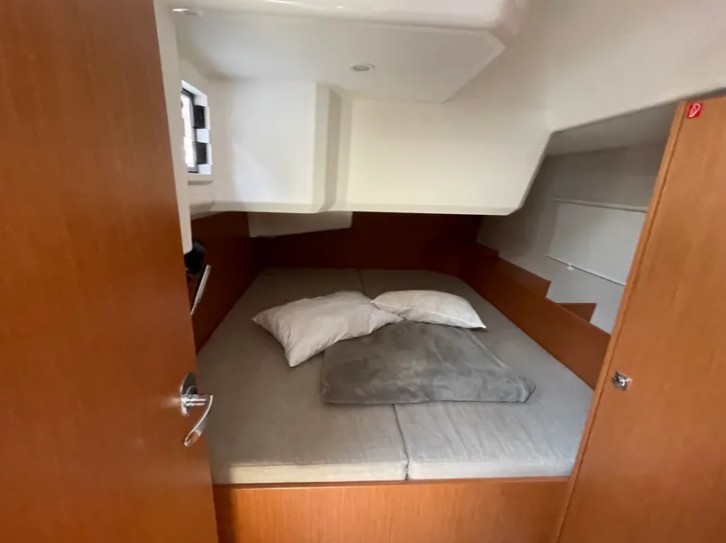 Bavaria C42 — photo 16