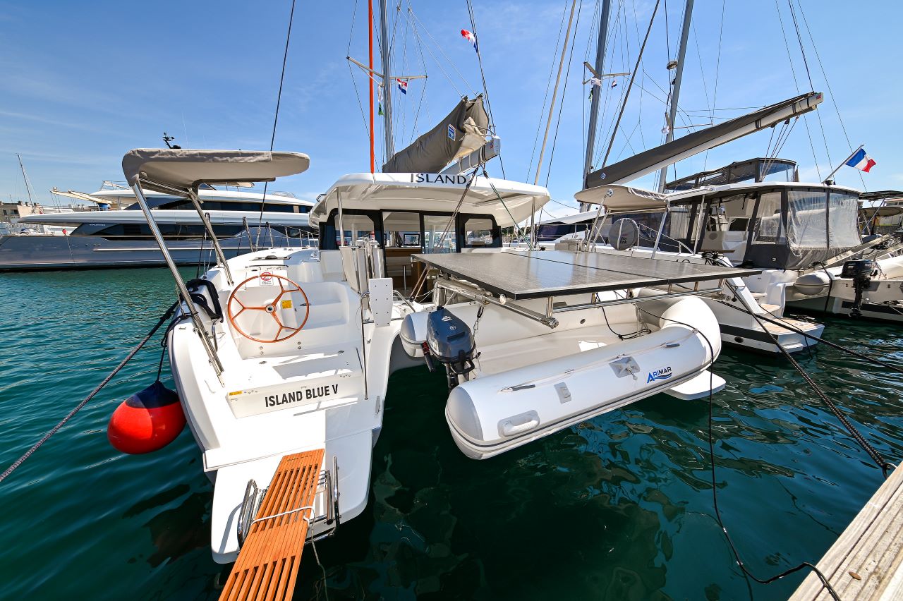 Photo #1 - Excess 11 - 4 + 1 + 1 cab. (Island Blue V) in Zadar - 38981