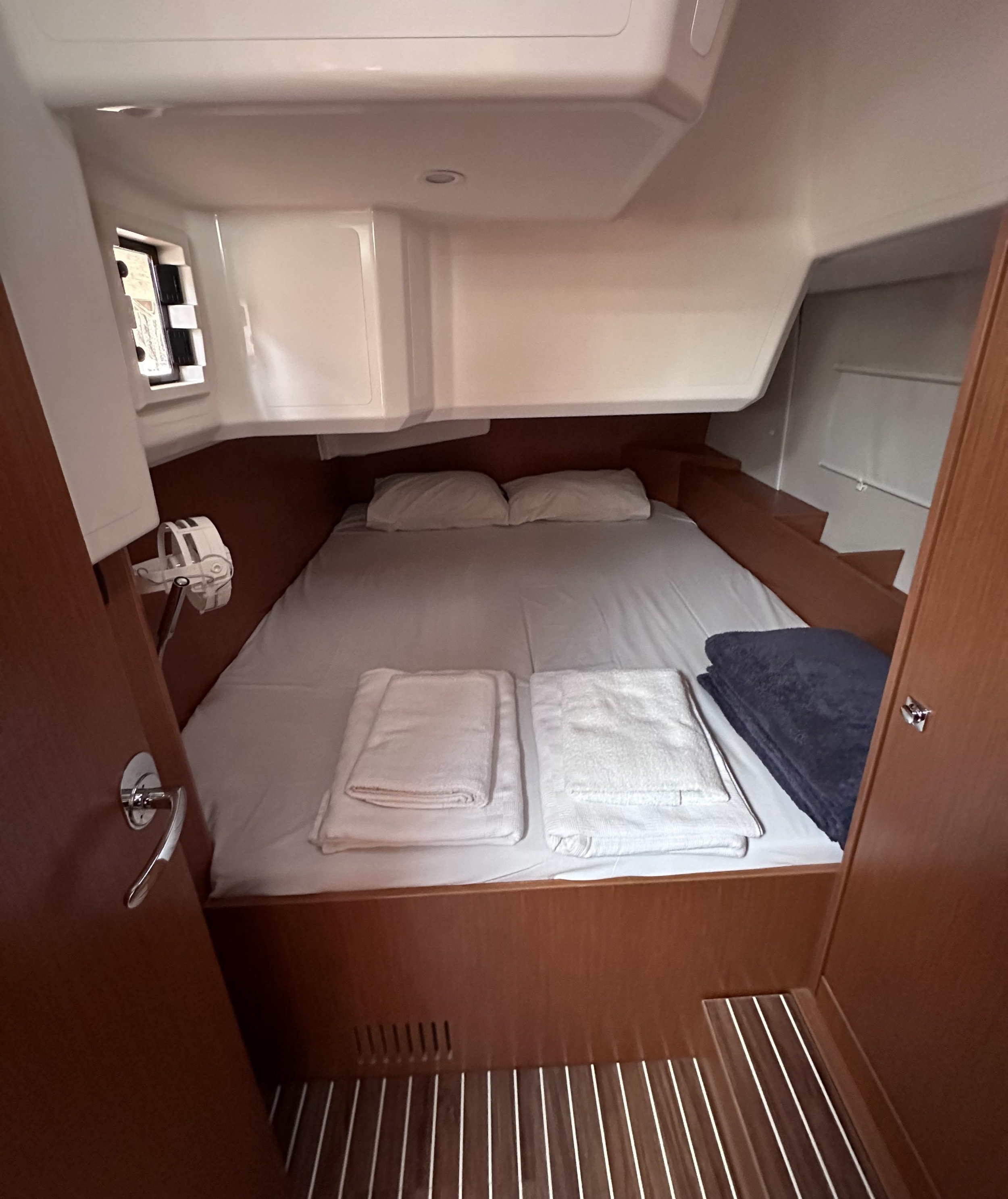 Bavaria C42 — photo 8