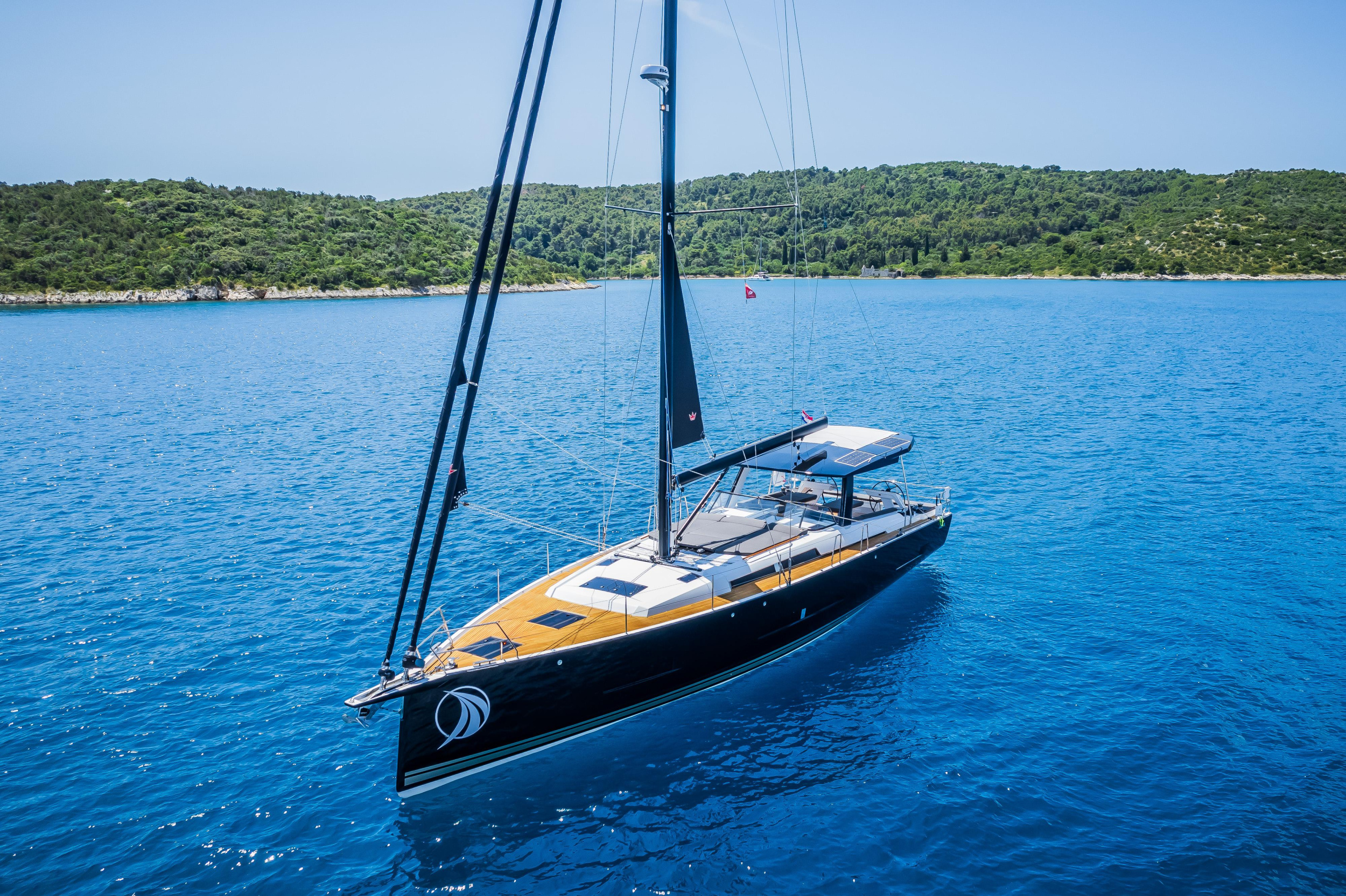Photo #1 - Hanse 510 - 4 + 1 cab. (Darling - OW) in Trogir - 39169