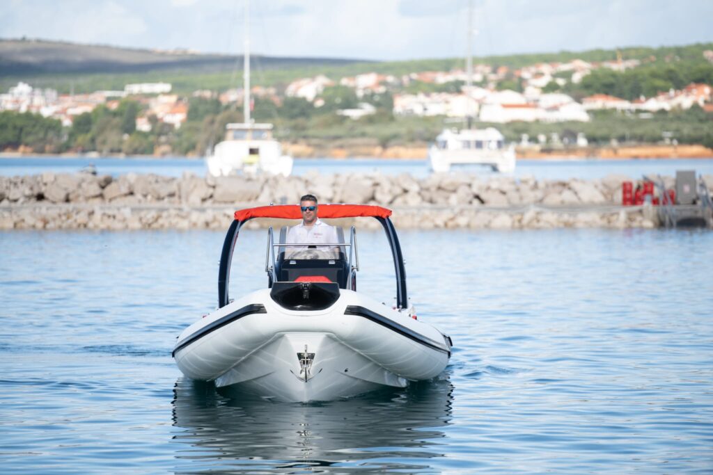 Photo #2 - ICON 24 S (Icon 24 S) in Petrcane - 39413