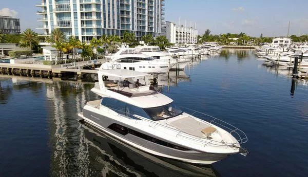Prestige 590 Flybridge - 3 + 1 cab. (La Dolce Vita II)  - 2