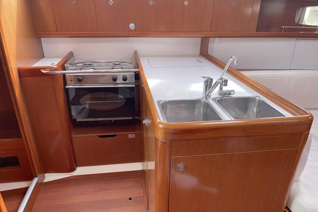 Oceanis 37 (White Horse)  - 12