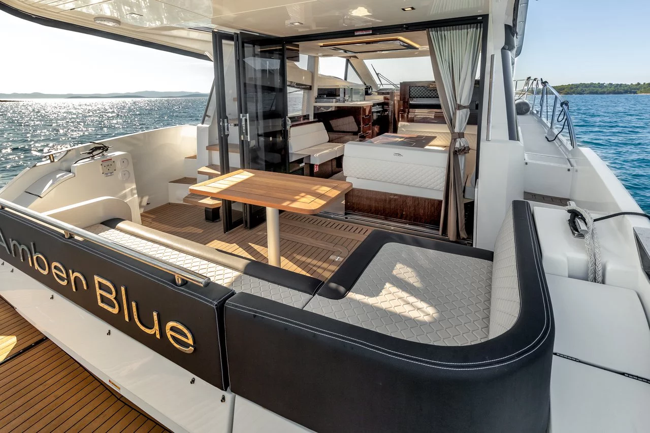 Galeon 420 Fly (Amber Blue)  - 11