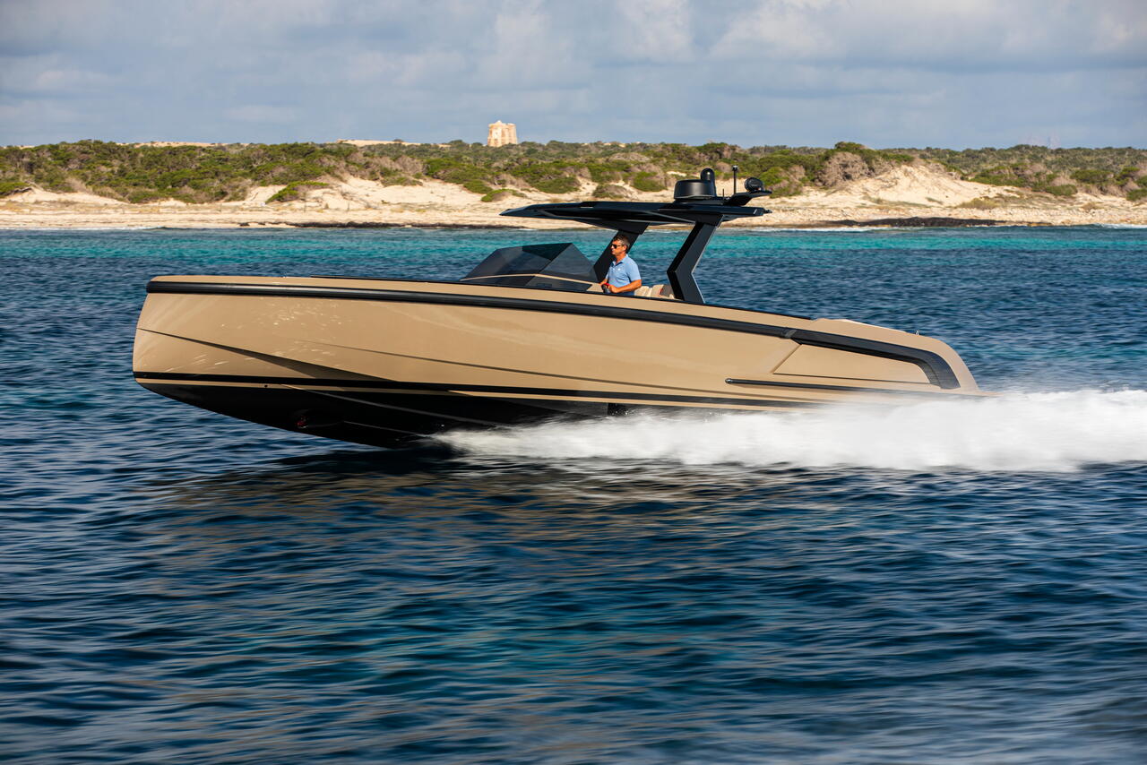 Photo #10 - Vanquish VQ40 (Goldfinger) in Golfo Aranci - 40400