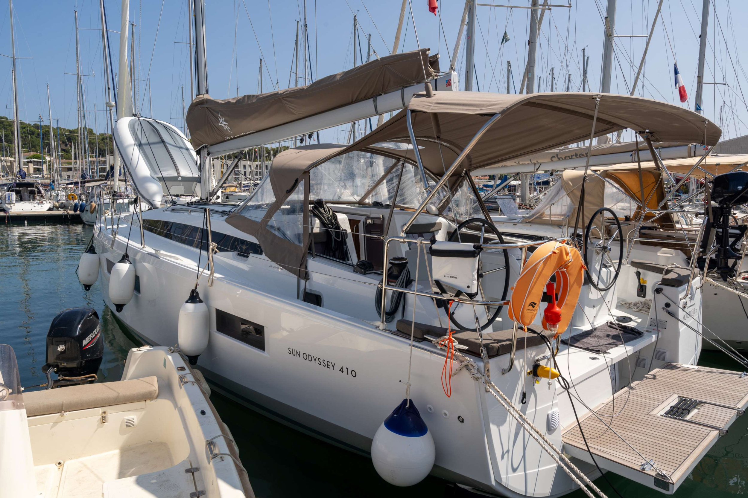 Photo #3 - Sun Odyssey 410 - 3 cab. (MOUSTIQUE II) in Port Pin Rolland - 40436